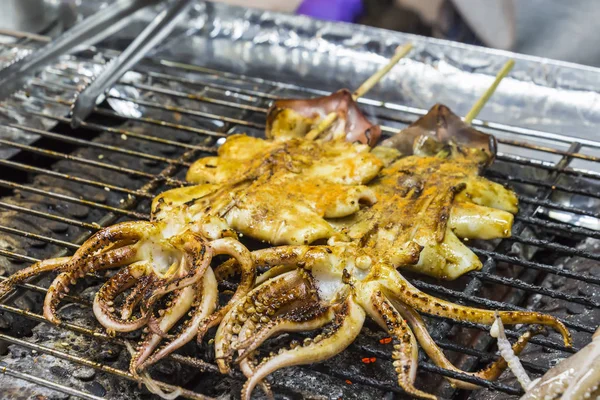 Bütün kalamar ızgara 5 baharat barbequed ile terbiyeli