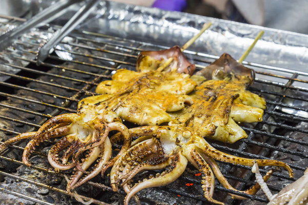 Целый кальмар, приправленный 5 специями, приготовленными на гриле
