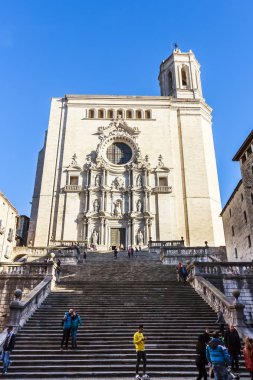 Girona, İspanya - Aralık 2018: Cephe Girona Katedrali, olarak da bilinen Katedrali, Saint Mary Girona. 11. yüzyılda inşaatı başladı.
