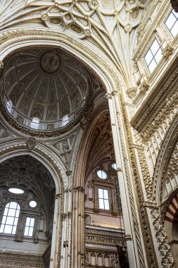 Cordoba, İspanya - Aralık 2018: Muhteşem tavan kubbe mimar Juan de Ochoa tarafından Cordoba Camii katedral içinde ana Şapel transept.