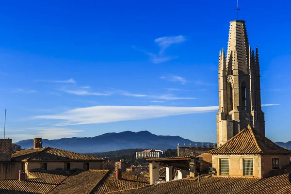 St. Felix Kulesi Kolej Kilisesi 'nden Girona Katedrali ve uzaktan Puig de la Banya del Boc dağlarından görüntü