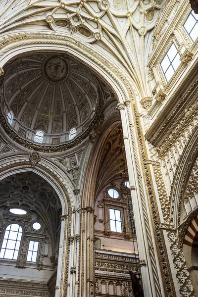 Cordoba, İspanya - Aralık 2018: Muhteşem tavan kubbe mimar Juan de Ochoa tarafından Cordoba Camii katedral içinde ana Şapel transept.