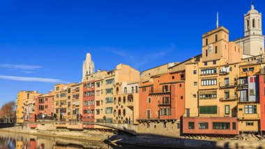 Girona, yayılma - Aralık 2018: Gomez köprü, 1916 yılında inşa edilmiş tarihi kent merkezine doğru nehir Onyar üstünden geçiyor