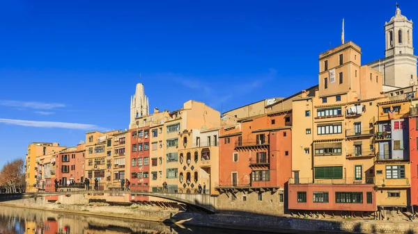 Girona, yayılma - Aralık 2018: Gomez köprü, 1916 yılında inşa edilmiş tarihi kent merkezine doğru nehir Onyar üstünden geçiyor