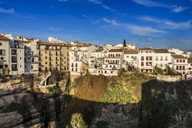 La Ciudad 'daki El Tajo vadisi boyunca evler, Ronda' nın güney yakası.