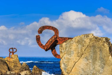 San Sebastian, İspanya - Jan 2019: Peine del Viento (tarak Rüzgar) tarafından Eduardo Chillida, 1976 yılında tamamlanan üç çelik heykeller oluşur
