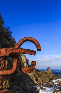 San Sebastian, İspanya - Jan 2019: Peine del Viento (tarak Rüzgar) tarafından Eduardo Chillida, 1976 yılında tamamlanan üç çelik heykeller oluşur