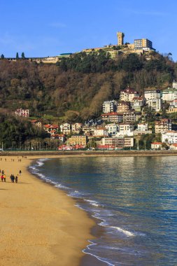 San Sebastian, İspanya - Jan 2019: Ondarreta plaj ve mesafe evler ve daireler Igeldo Sıradağları üzerinde