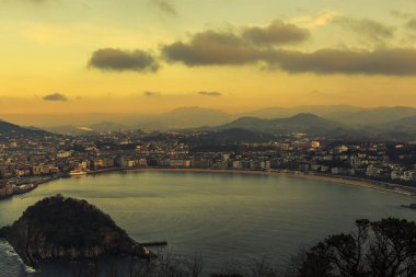 İspanya 'nın dağlık Bask Bölgesi' ndeki tatil köyü San Sebastian 'ın hava manzarası.