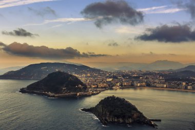 İspanya 'nın dağlık Bask Bölgesi' ndeki tatil köyü San Sebastian 'ın hava manzarası.