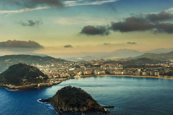 İspanya 'nın dağlık Bask Bölgesi' ndeki tatil köyü San Sebastian 'ın hava manzarası.