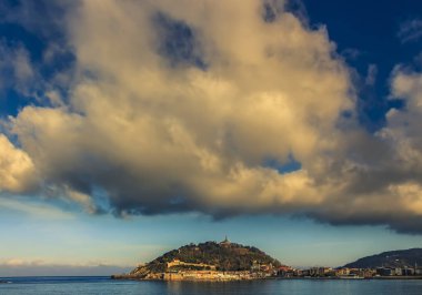 Öğleden sonra İspanya, San Sebastian 'ın üzerinde dramatik bulutlar