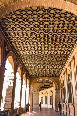İspanya Meydanı arcades boyunca desenli tavanlar