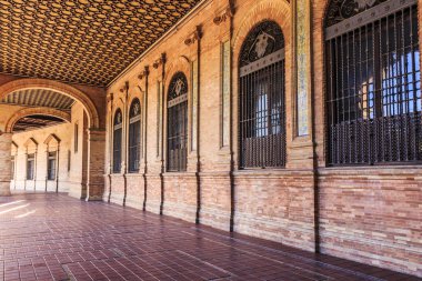 Arcades adlı Sapin kemerli pencere eşiği Ferforje kapıları ile kaplı Meydanı