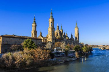 Katedral-Zaragoza Puente de Piedra taş köprü ayağı Our Lady Bazilikası görünümünü