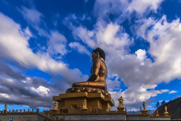 Altın yaldızlı Buda Dordenma 'nın doğu Thimphu, Butan' daki yan görüntüsü