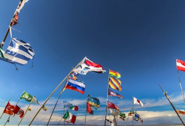 Plaza de las Banderas Uyuni rüzgar karşı birden fazla ülke bayrakları