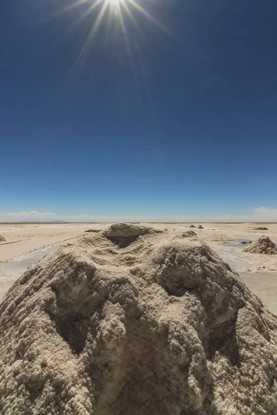 En hög med salt i Salar de Uyuni, Bolivia — Stockfoto