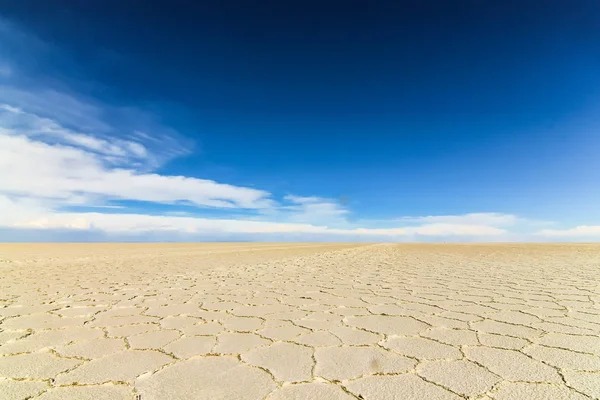 Saltlägenheterna i Salar de Uyuni ligger 129 kilometer bort. — Stockfoto