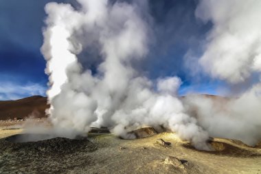 Sıcak buhar havuzu geysersat sol de Manana, Bolivya