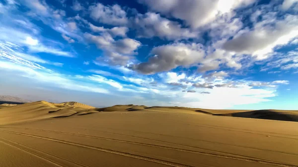 The sand dune desert near the oasis of Huacachina — Stock Photo, Image