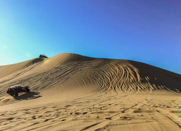 Dune di sabbia e buggy contro il cielo blu a Huacachina, Perù — Foto Stock