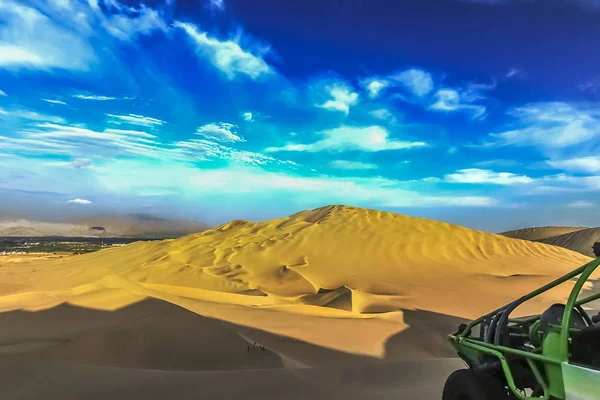 El desierto de dunas de arena cerca del oasis de Huacachina, Perú — Foto de Stock