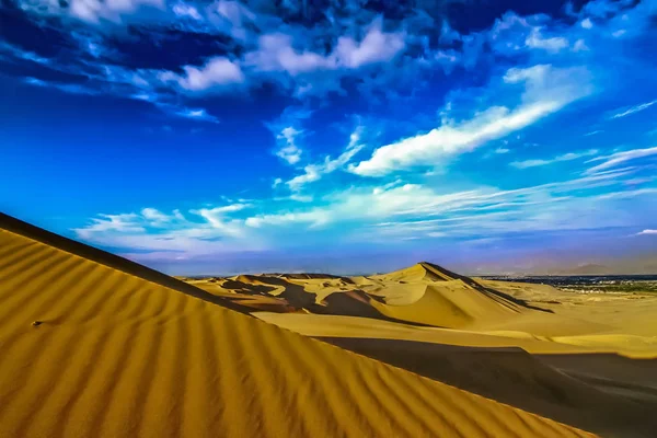 El desierto de dunas de arena cerca del oasis de Huacachina — Foto de Stock