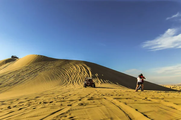 Sanddyn buggy racing ner i backen som turister flyttar undan — Stockfoto