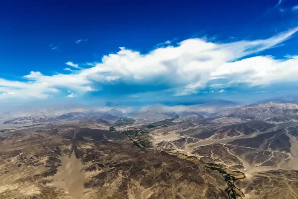 Uitzicht op het bergachtige terrein van Nazca Desert — Stockfoto