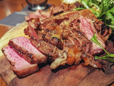 Çimbeslenen bonfile ızgara orta yapılır