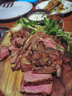 Çimbeslenen bonfile ızgara orta yapılır