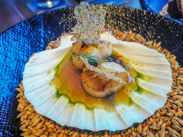 Buğday bira dashi, yosun ve malt cips ile Pan kavrulmuş Hokkaido tarak