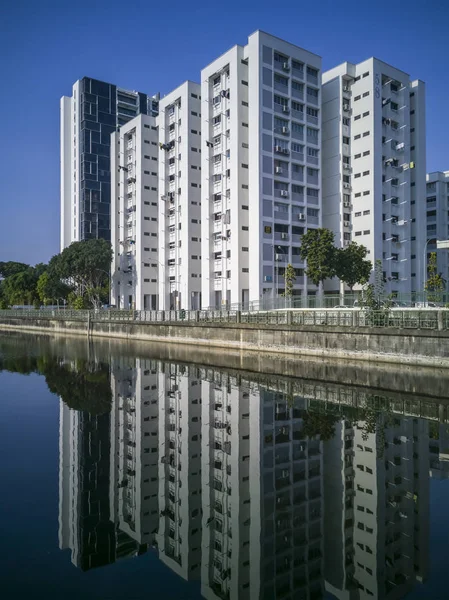 A block of flats along Geylang River at Geylang Park Connection — Stock Photo, Image