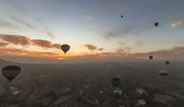 Luftaufnahme von Kappadokien bei Sonnenaufgang mit Heißluftballons — Stockfoto