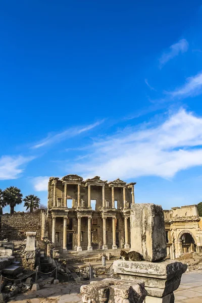 Celsus Kütüphanesi'nin cephesi, orijinal parçalardan yeniden inşa edilmiştir.