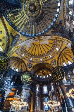Ayasofya'nın alttan yukarıya iç görünümü, Ana kubbenin üst kısmını İslami metinle gösteren
