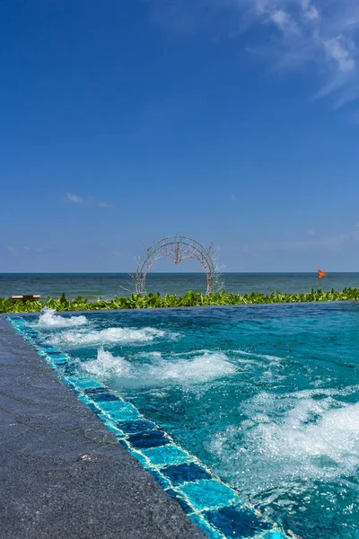 Una piscina infinita con jacuzzi en un resort de playa — Foto de Stock