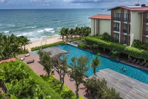 Dusit Princess Moonrise Beach Resort piscina frente al océano — Foto de Stock