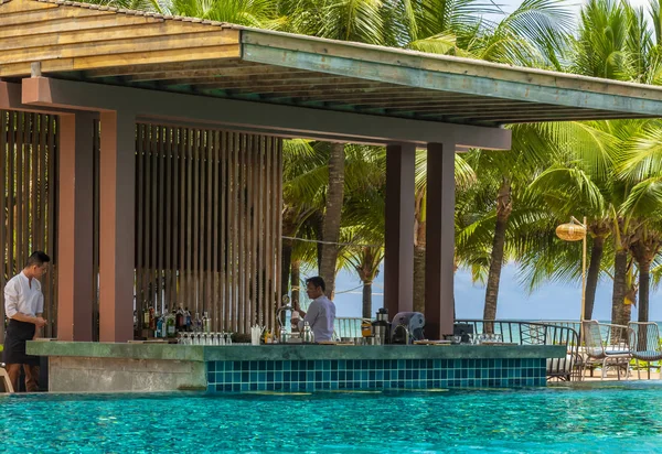 Bar de piscina en Dusit Princess Moonrise Beach Resort — Foto de Stock