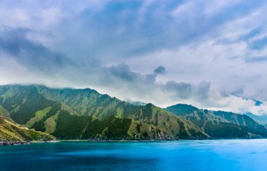 Tianchi Alp Gölü Bogda Shan, Xinjiang, Çin 'in kuzeyinde yer alır.