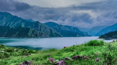 Yazın Tianchi Gölü ve uzaktan Bogda Zirvesi