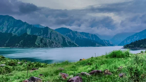 Yazın Tianchi Gölü ve uzaktan Bogda Zirvesi