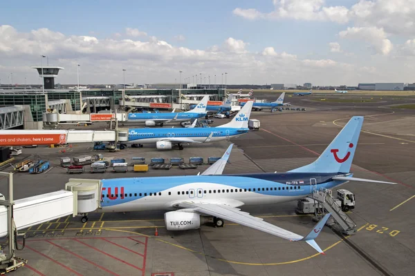 Amsterdam Schiphol Netherlands Maart 2018 Verschiedene Kommerzielle Flugzeuge Parken Gate — Stockfoto