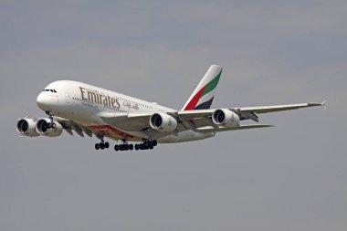 Amsterdam, Hollanda - August1 5,2017: Airbus A380 pistte iniş için hazır. Airbus A380 Şu anda en büyük yolcu uçağı dünyada