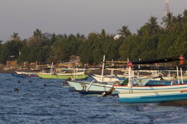 Lovina, Bali, Indonesie -20 Augustus, 2018: Renkli Balıkçılık Tekne yalan lovina, sahilde günbatımı sırasında 