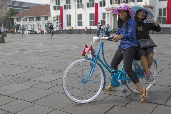 Jakarta Java Indonesie Augustus 2018 Zwei Radfahrende Damen Mit Hut — Stockfoto