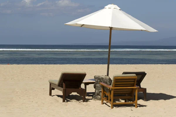 Parasol Met Stoelen Het Tropische Strand Van Sanur Bali — Stockfoto