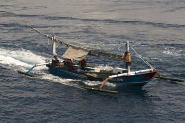 Bali, Indonesie -20 Augustus, 2018: Java ve Bali arasında denizde geleneksel ahşap balıkçı teknesi.