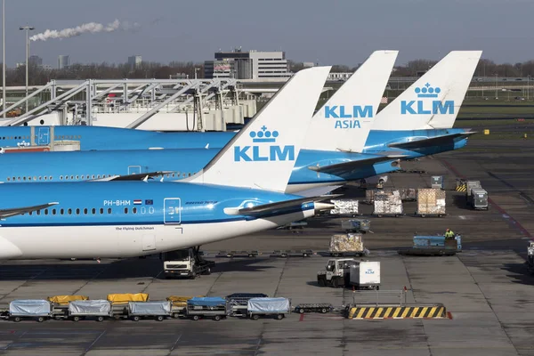 スキポール空港のゲートに駐車された白いKlm飛行機と青 またはちょうど到着しました — ストック写真